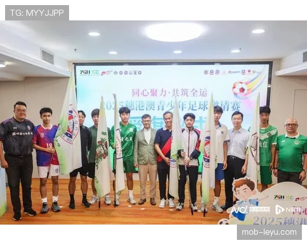 足球巨星齐聚一堂，璀璨合影彰显友谊与激情