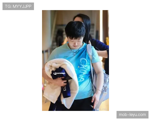 孙颖莎一天喝三杯冰美式,训练完直接躺地板睡俩小时